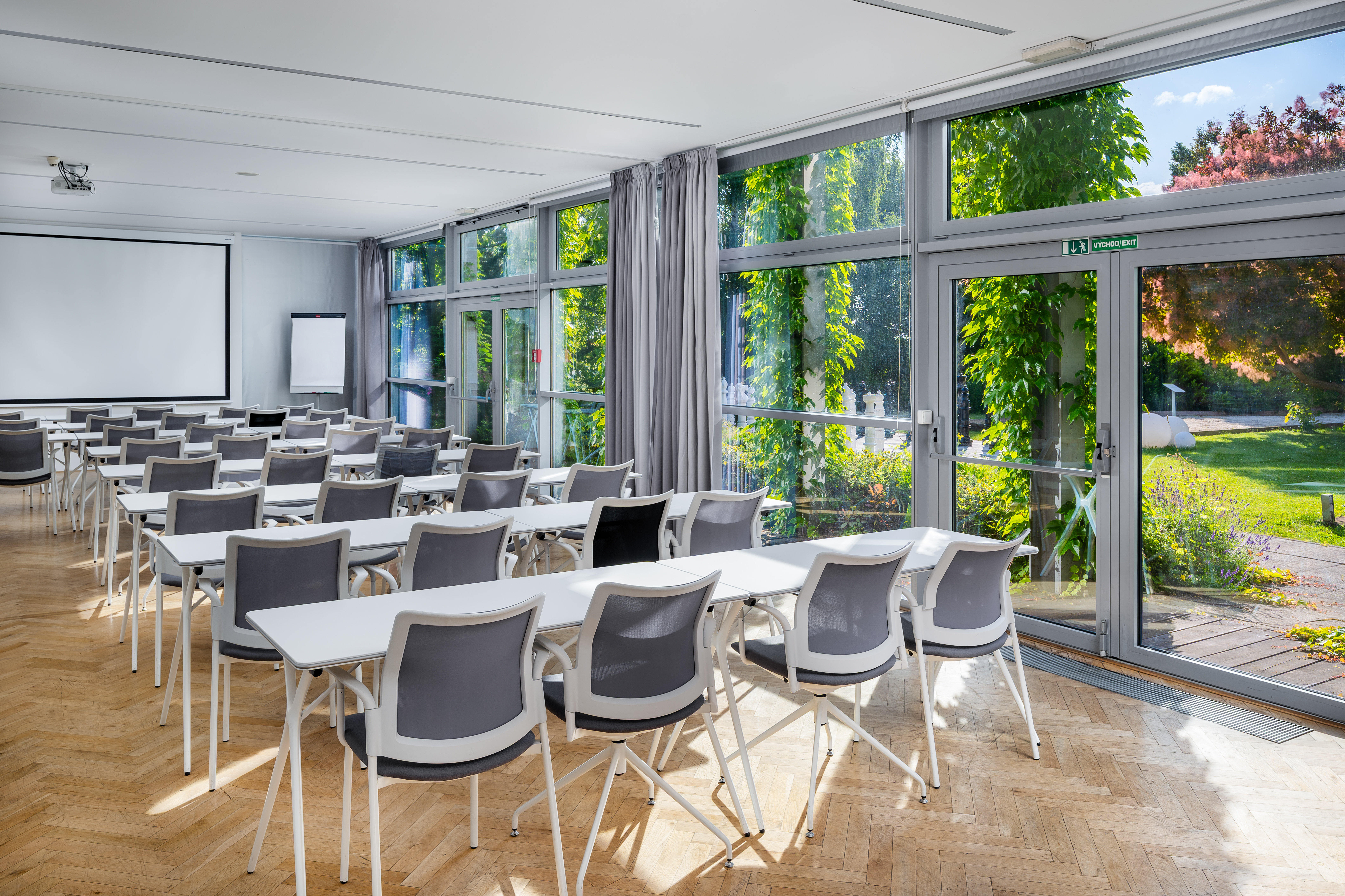 HOLIDAY INN PRAGUE AIRPORT 64/76