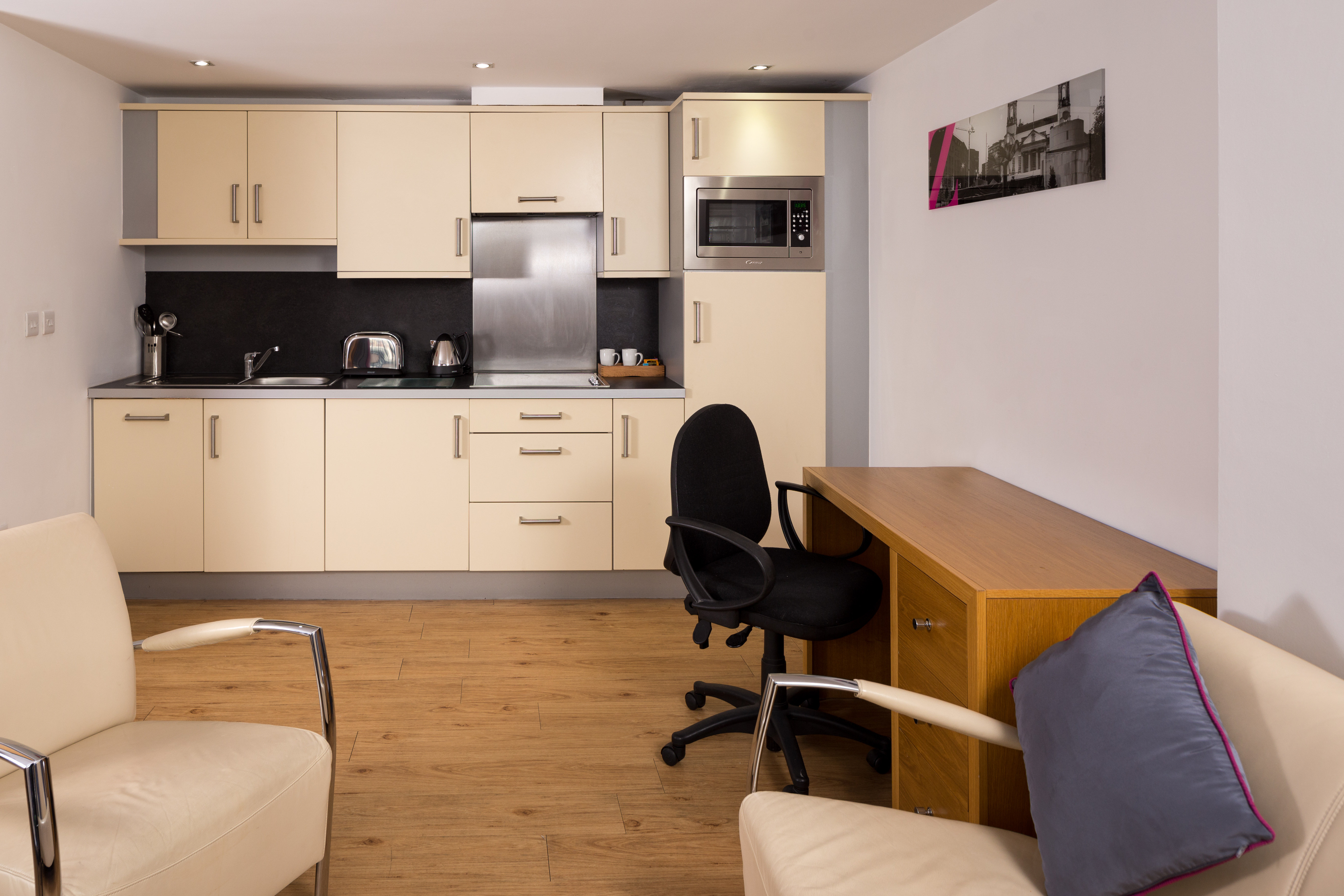 Roomzzz Leeds City West 18/24