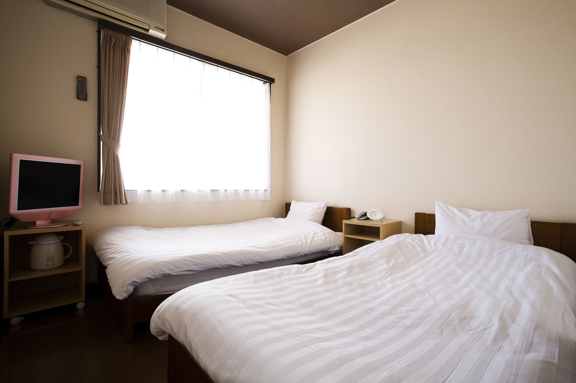 Room, Twin Beds, Smoking