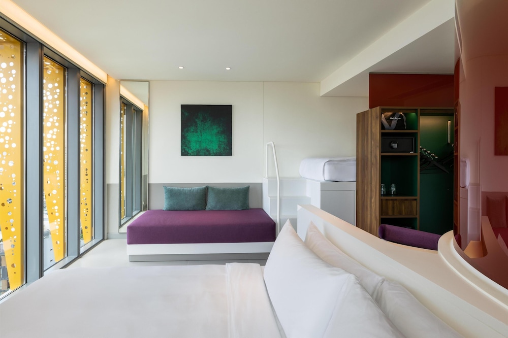 DELUXE, KING BED, CITY VIEW