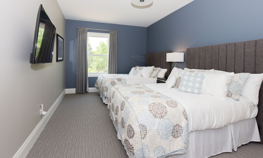 Adjoining, 2 Queen Beds