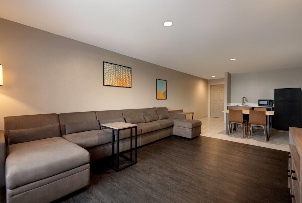 La Quinta Inn and Suites by Wyndham Montgomery 28/50
