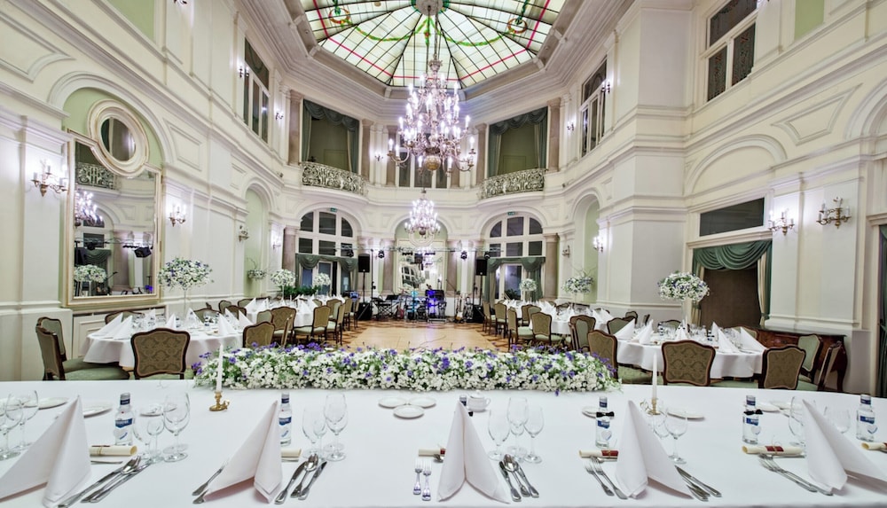 restaurant cafeteria