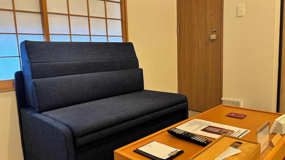 Hachi Inn 40/49