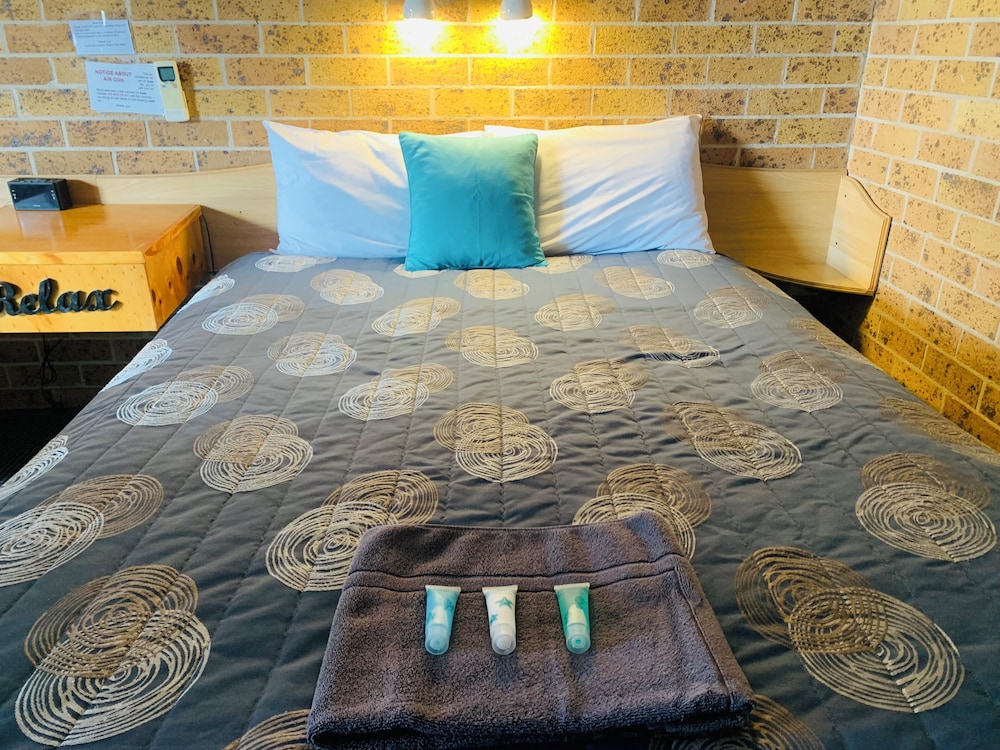 Town & Country Motor Inn 51/58