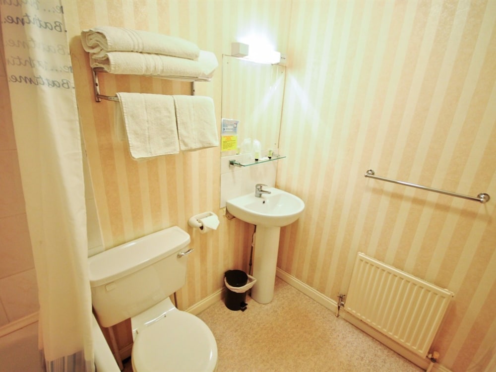 Denewood Hotel - Guest Accomodation 28/48