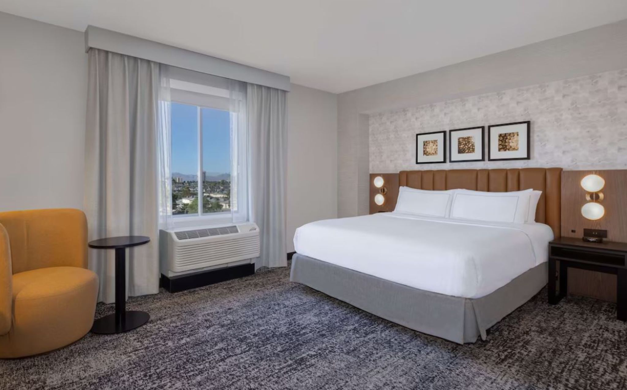 ROOM, KING BED