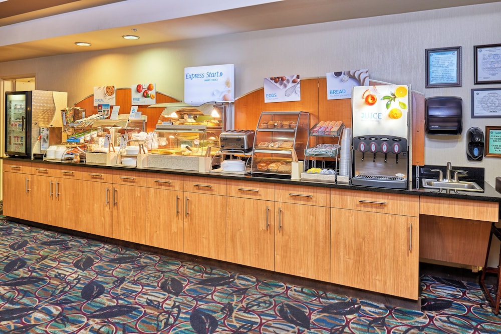Holiday Inn Express Hotel and Suites El Paso Airport Area 47/64