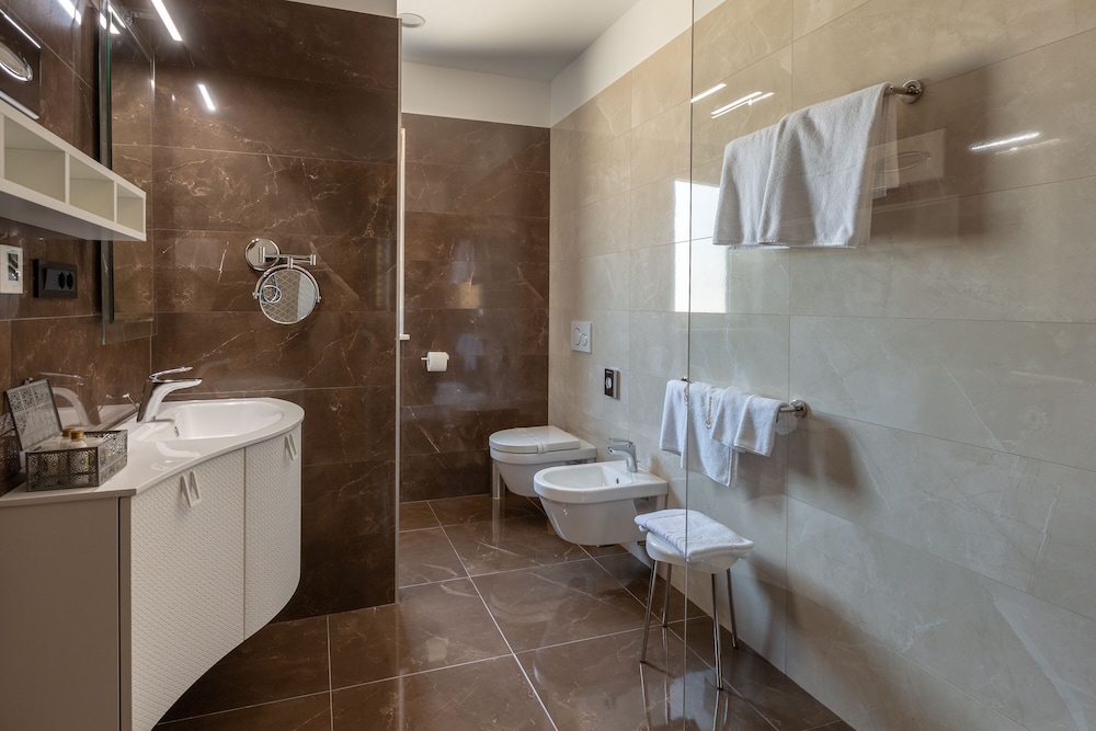 جناح ديلوكس بسرير كينج بإطلالة على البحر مع أريكة، Wine Residence Cattunar 4/6
