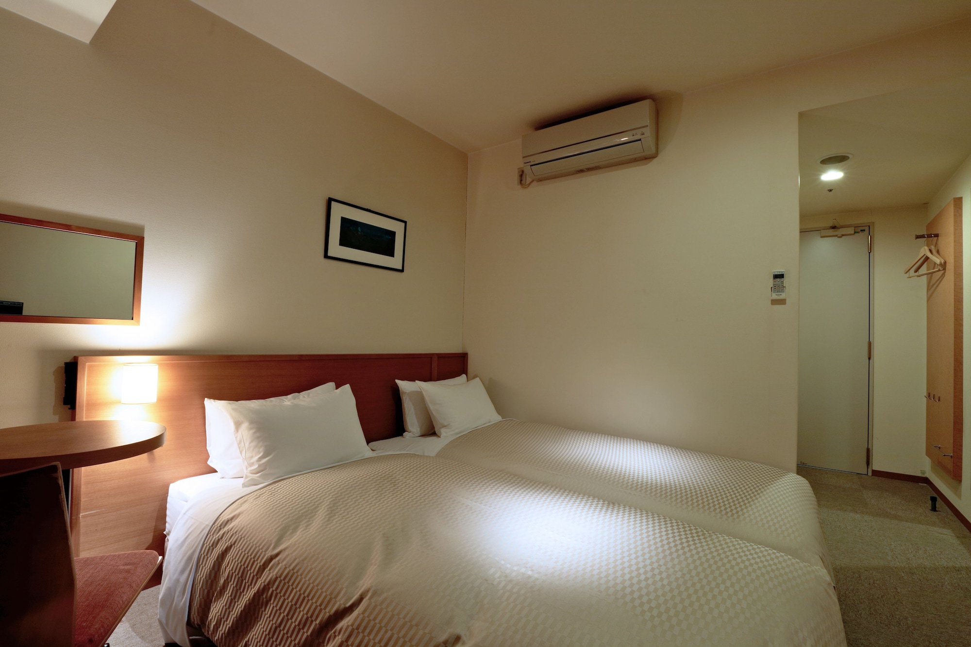 HOLLYWOOD, TWIN BEDS