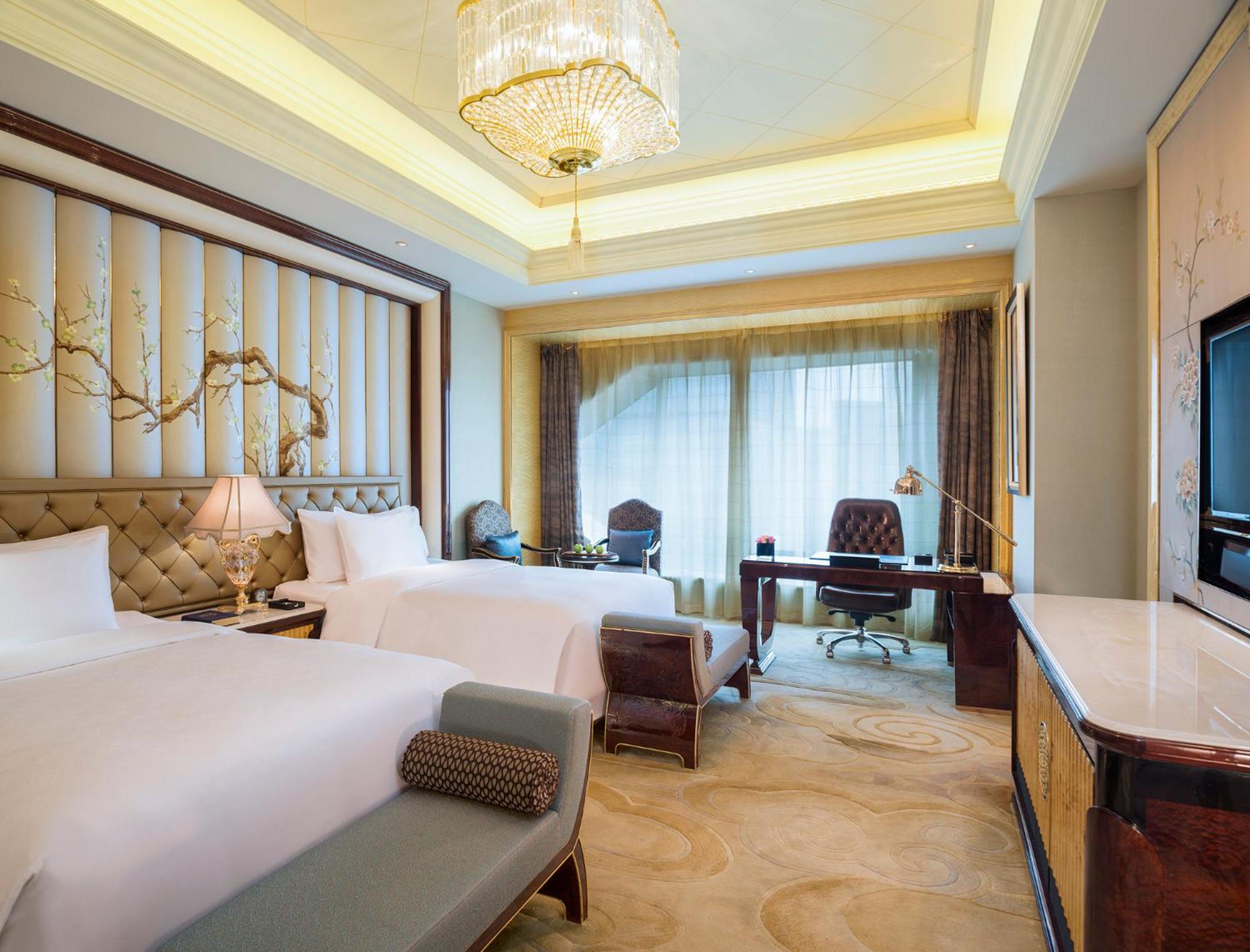 Room, Twin Beds, Lake View, Wanda Reign Wuhan 2/4