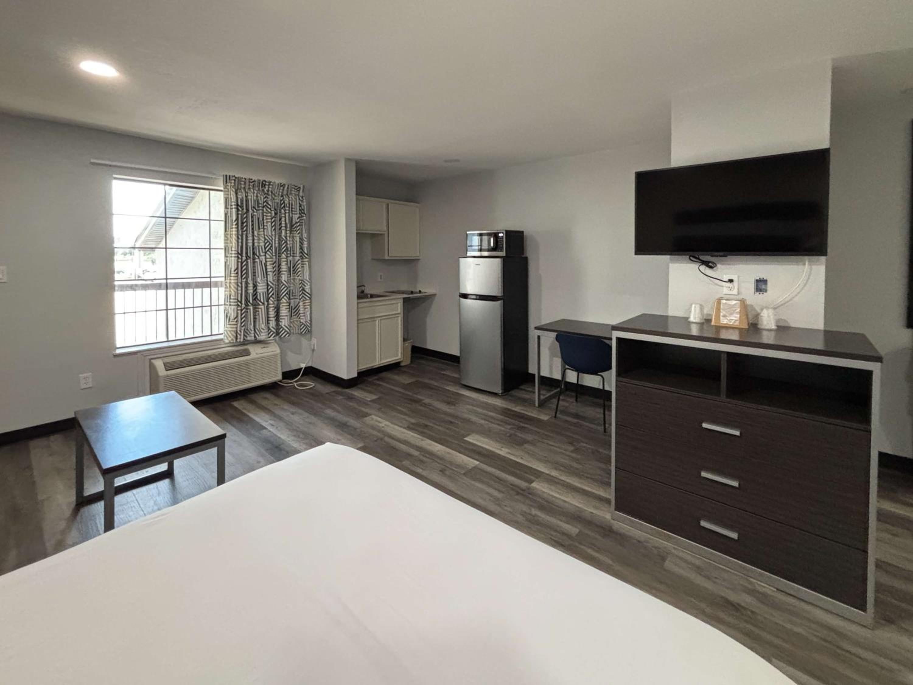 2 Queen Beds - Non-Smoking, Micfridge، Motel6 La Porte, TX 9/10