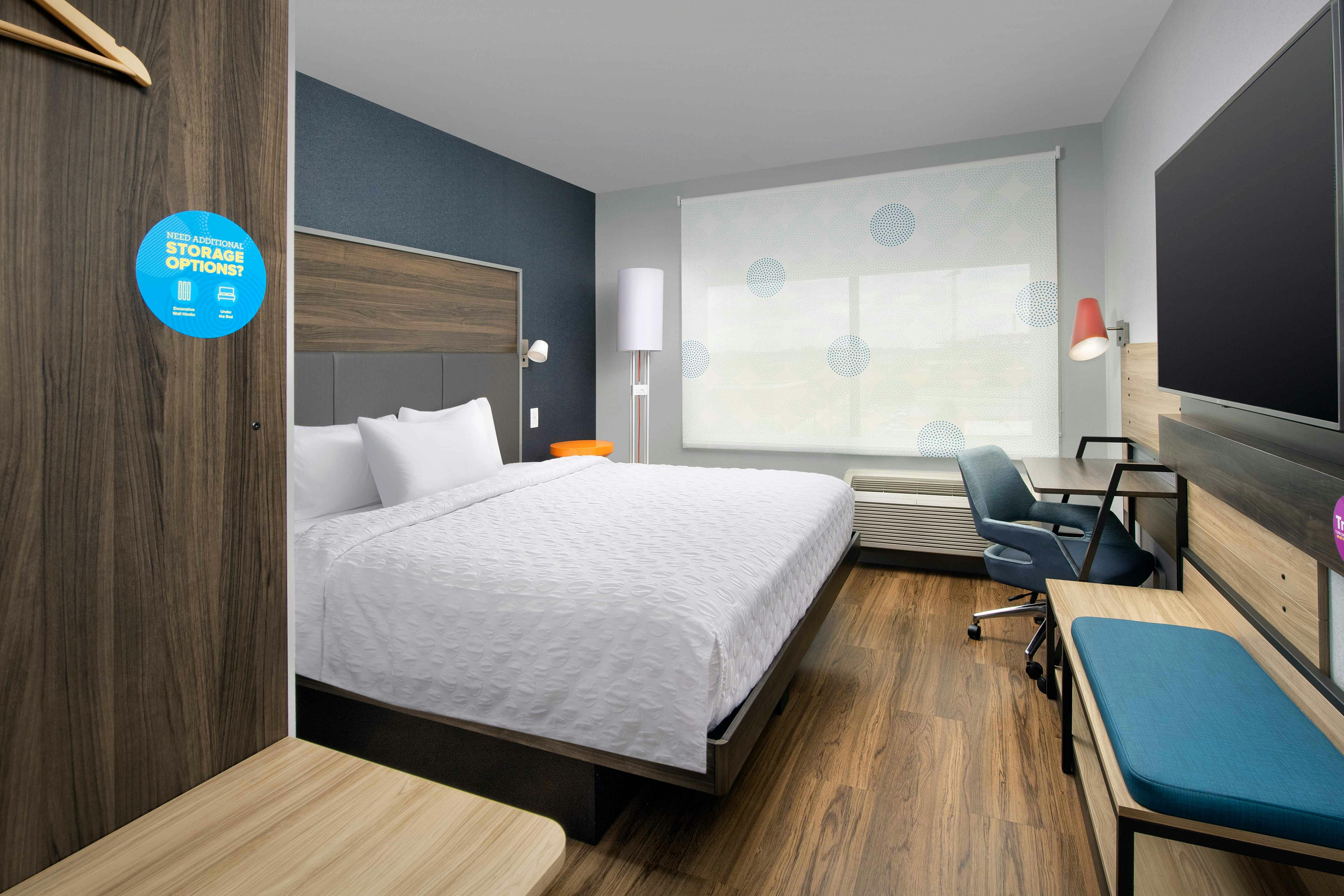 ROOM, KING BED