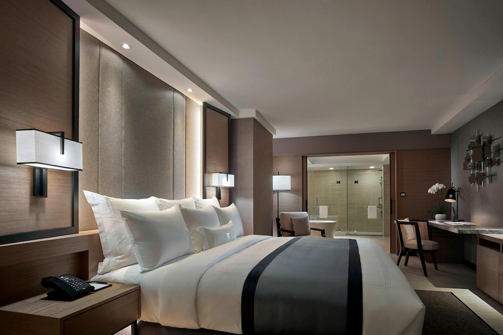 Studio, King Bed, Pool Side