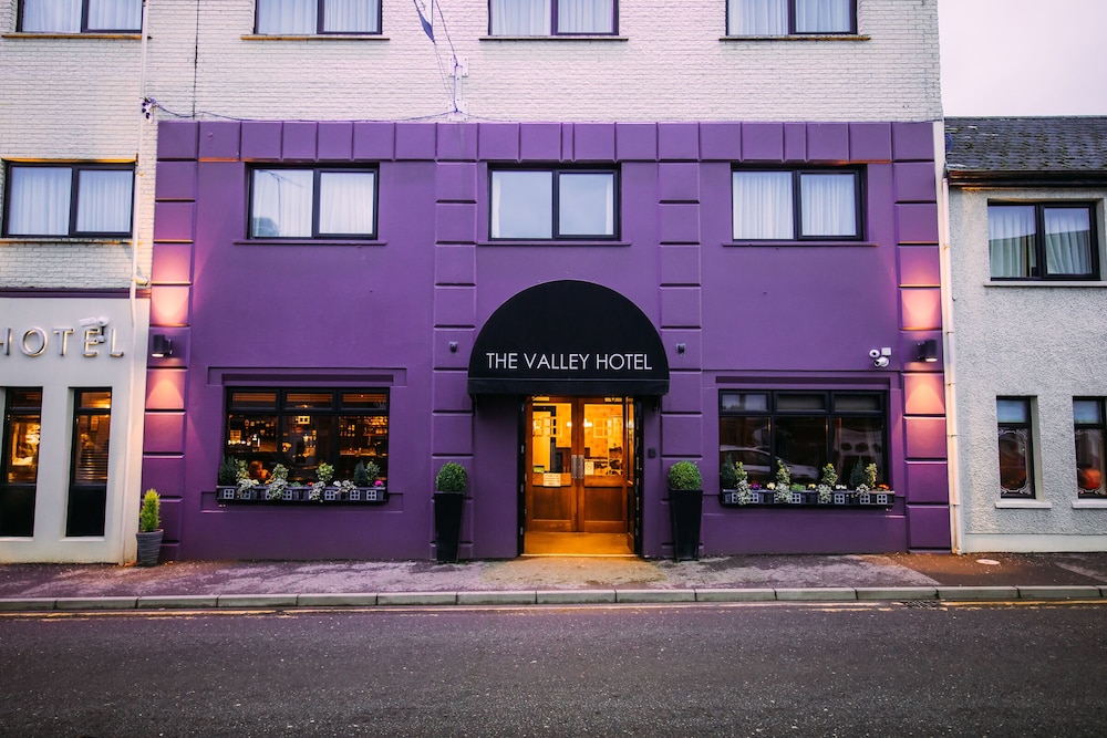 The Valley Hotel 4/50
