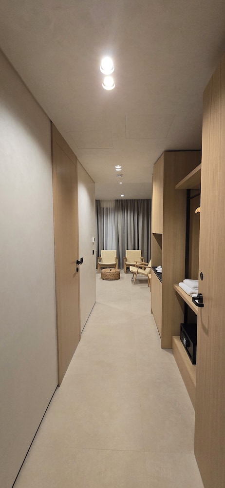 Lion Gate Hotel 22/50