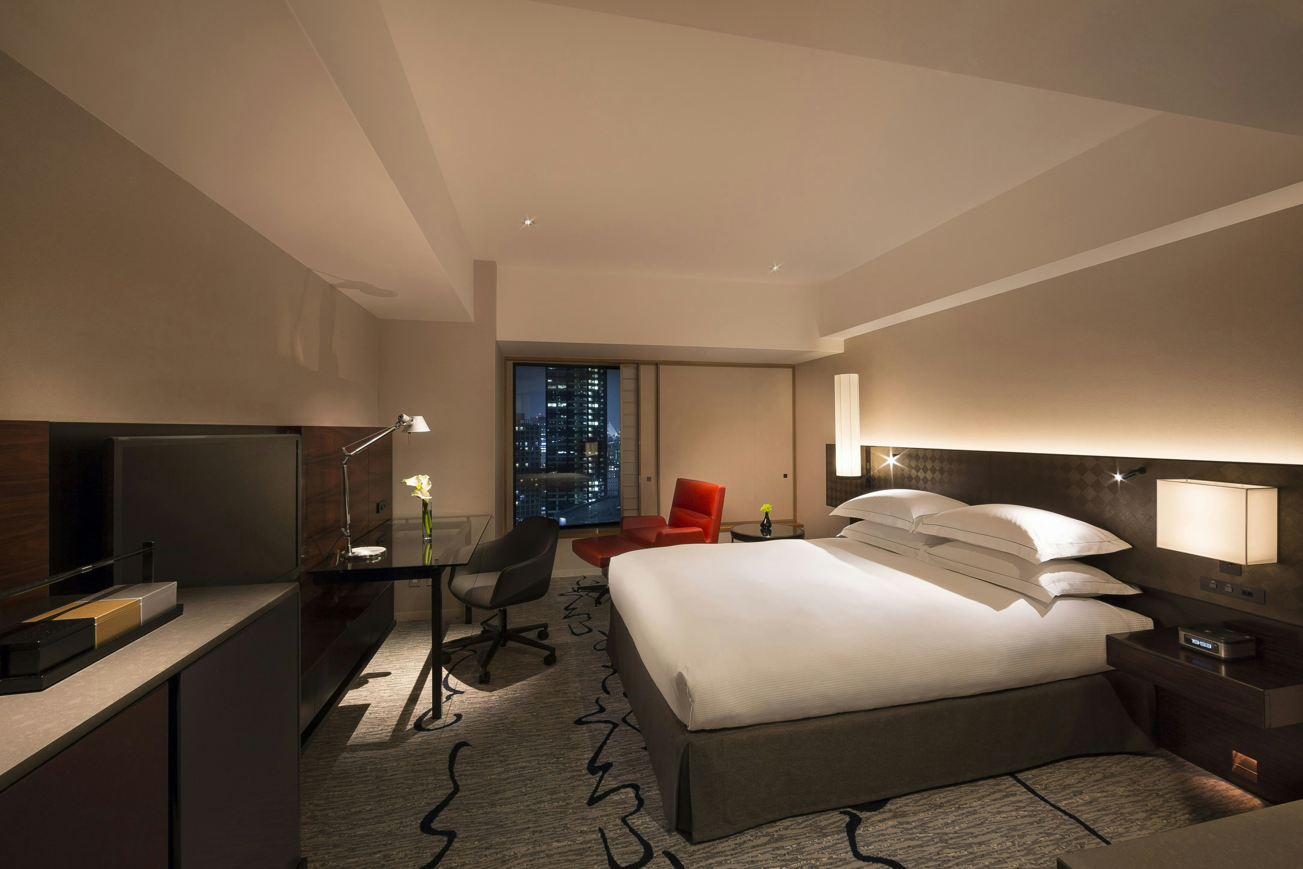 DELUXE, KING BED