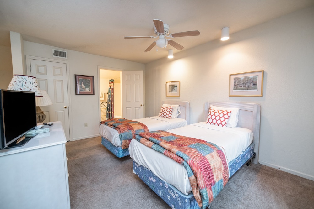 Pointe Royale Condominium Resort & Golf Course 18/81