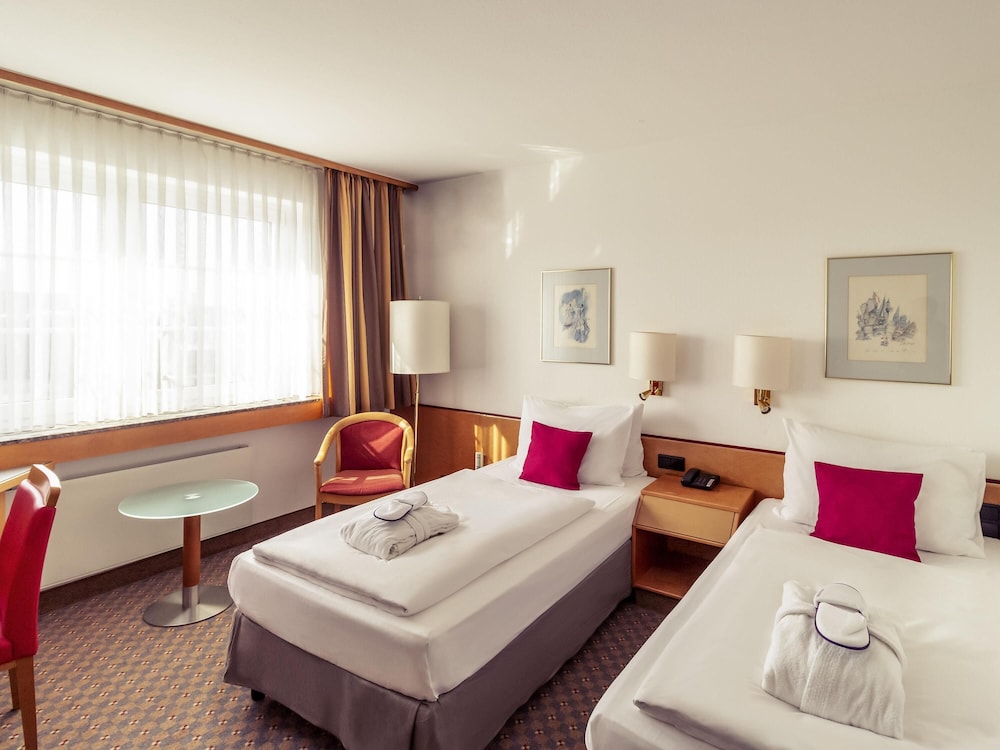 PRIVILEGE, TWIN BEDS