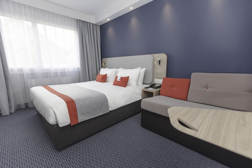 غرفة قياسية بسرير كوين مع أريكة، Holiday Inn Express Luzern-Neuenkirch 3/5