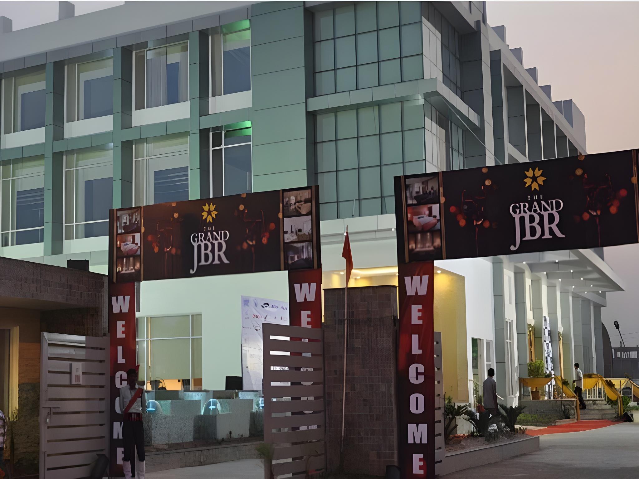The Grand JBR 28/28