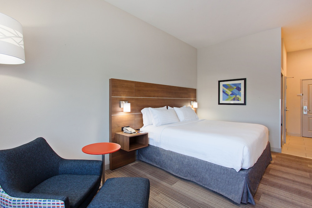 Holiday Inn Express Hotel & Suites Corona 25/57