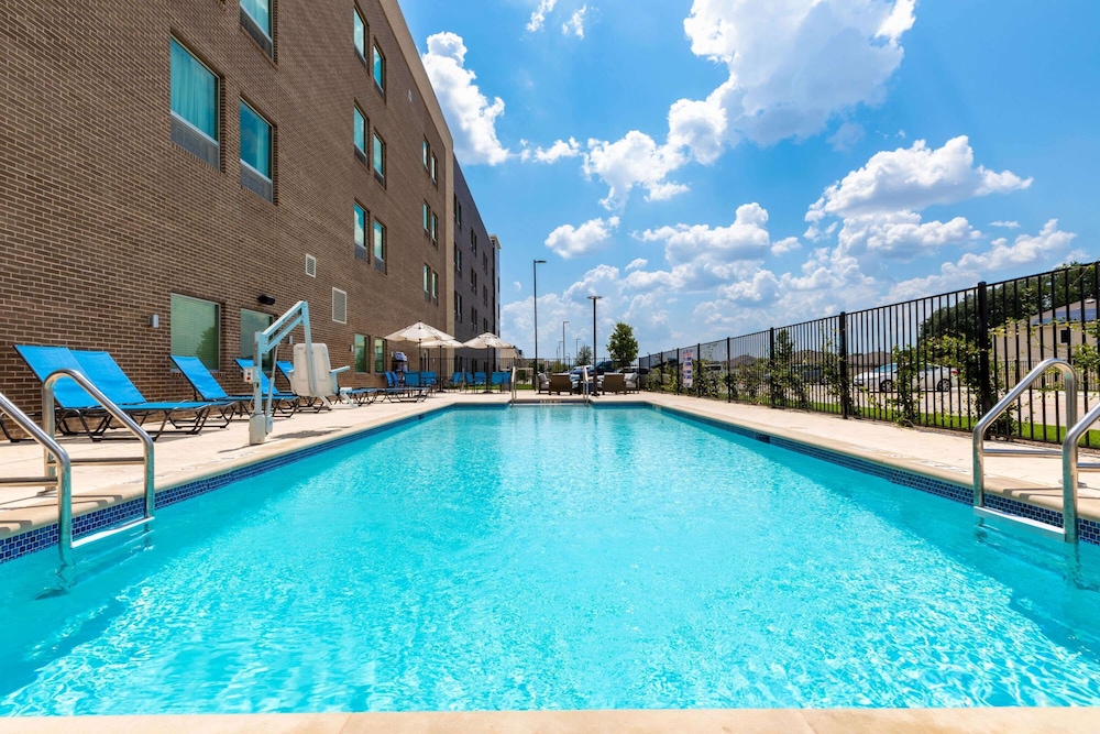 La Quinta Inn and Suites by Wyndham Round Rock East 1/43