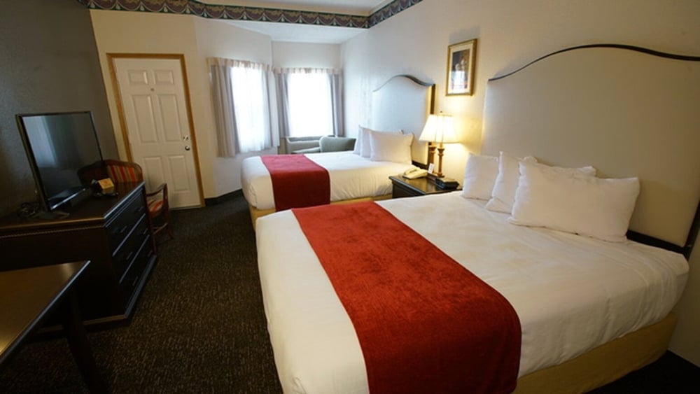 DELUXE, 2 QUEEN BEDS, JETTED TUB