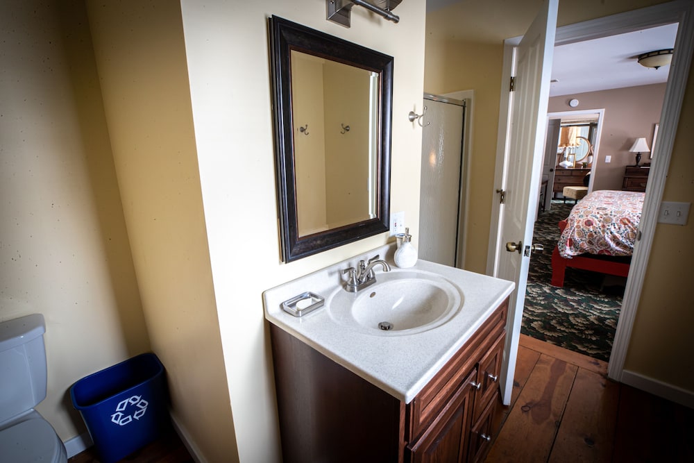 Deluxe, King Bed, Twin Oaks Inn 3/3