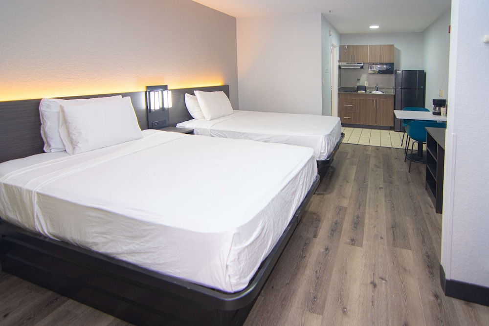 Studio 6 Extended Stay - West Palm Beach, FL 16/52