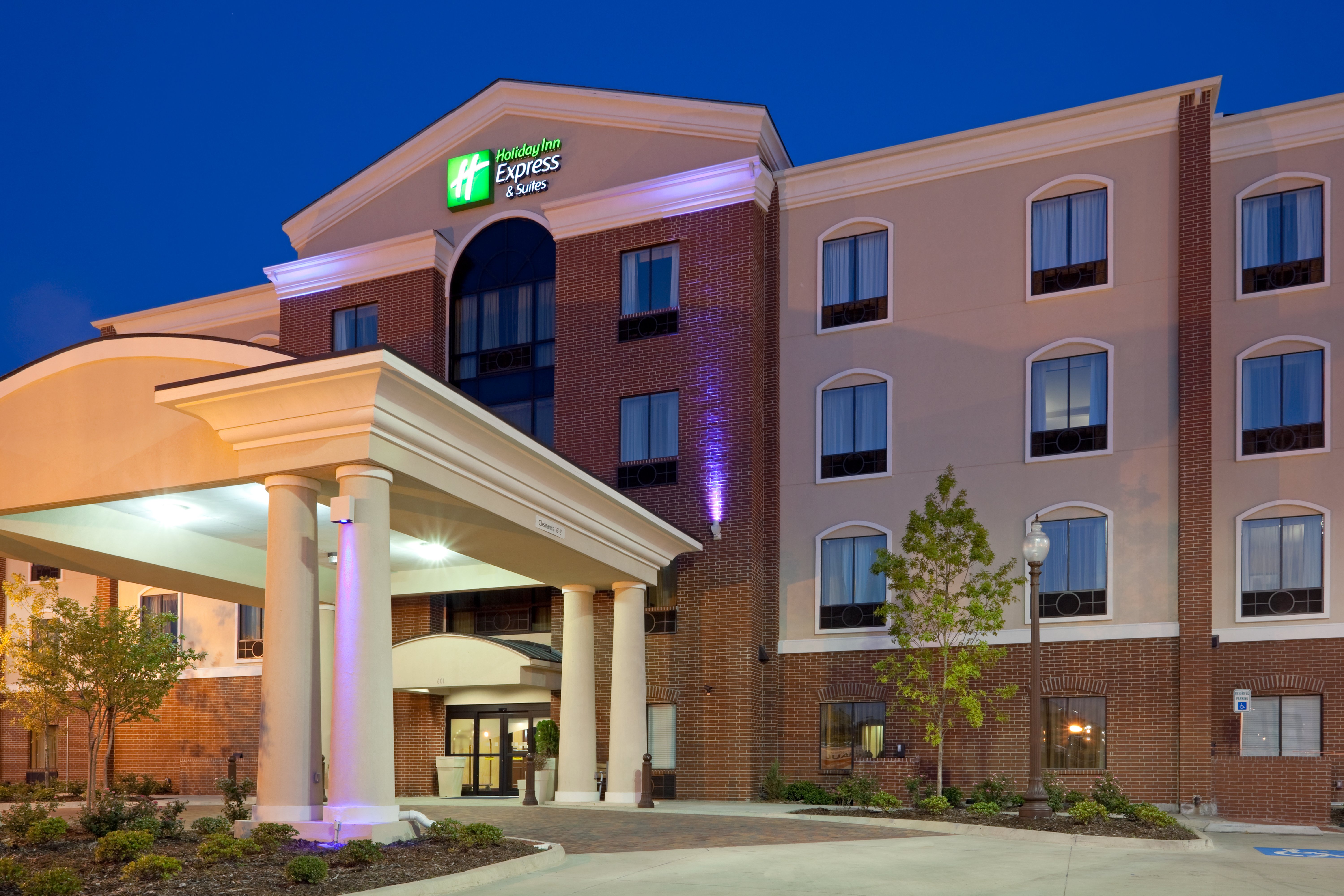 Holiday Inn Express Hotel Suites Ennis 4/70