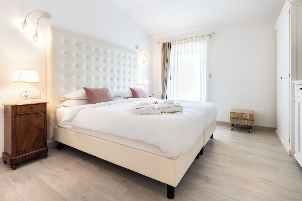 Deluxe, Suite, Queen Bed, Partial Lake View, Annex