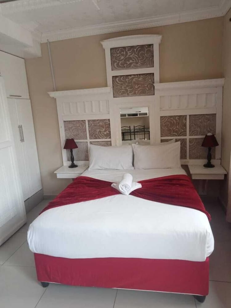 Emampingeni Lodge 10/16