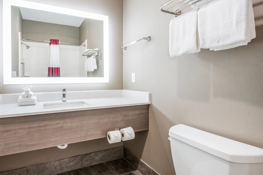 غرفة ديلوكس بسرير كينج وسرير كوين، Red Roof Inn Baytown 9/12