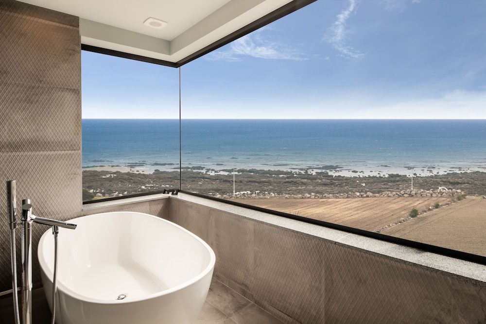 Snob Boutique Hotel Jeju 50/50