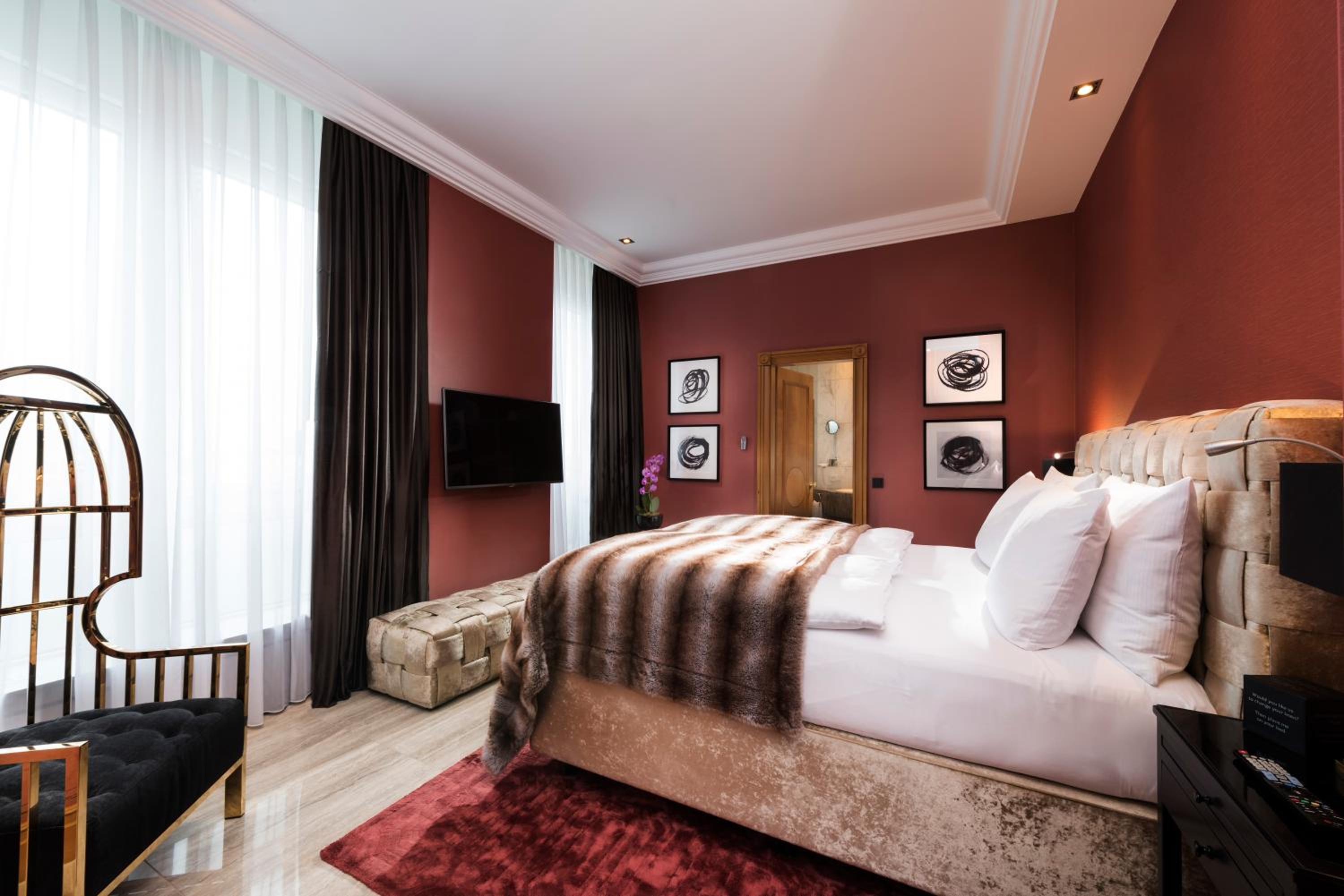 Senior, Suite, King Bed, Sofa, Club Lounge Access