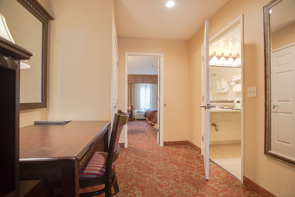 Castle Inn And Suites 22/38