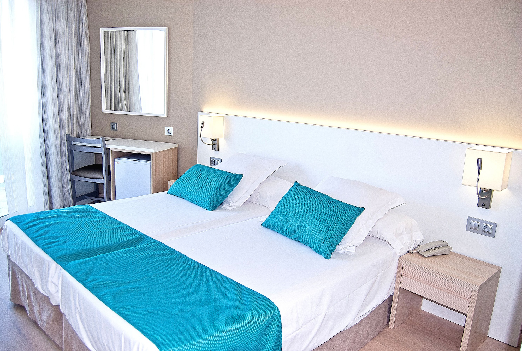ROOM, SINGLE