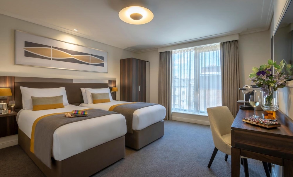 ROOM, 1 DOUBLE AND 1 SINGLE BED