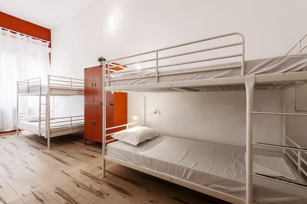 Mixed Dorm, 4 People, 2 Bunk Beds