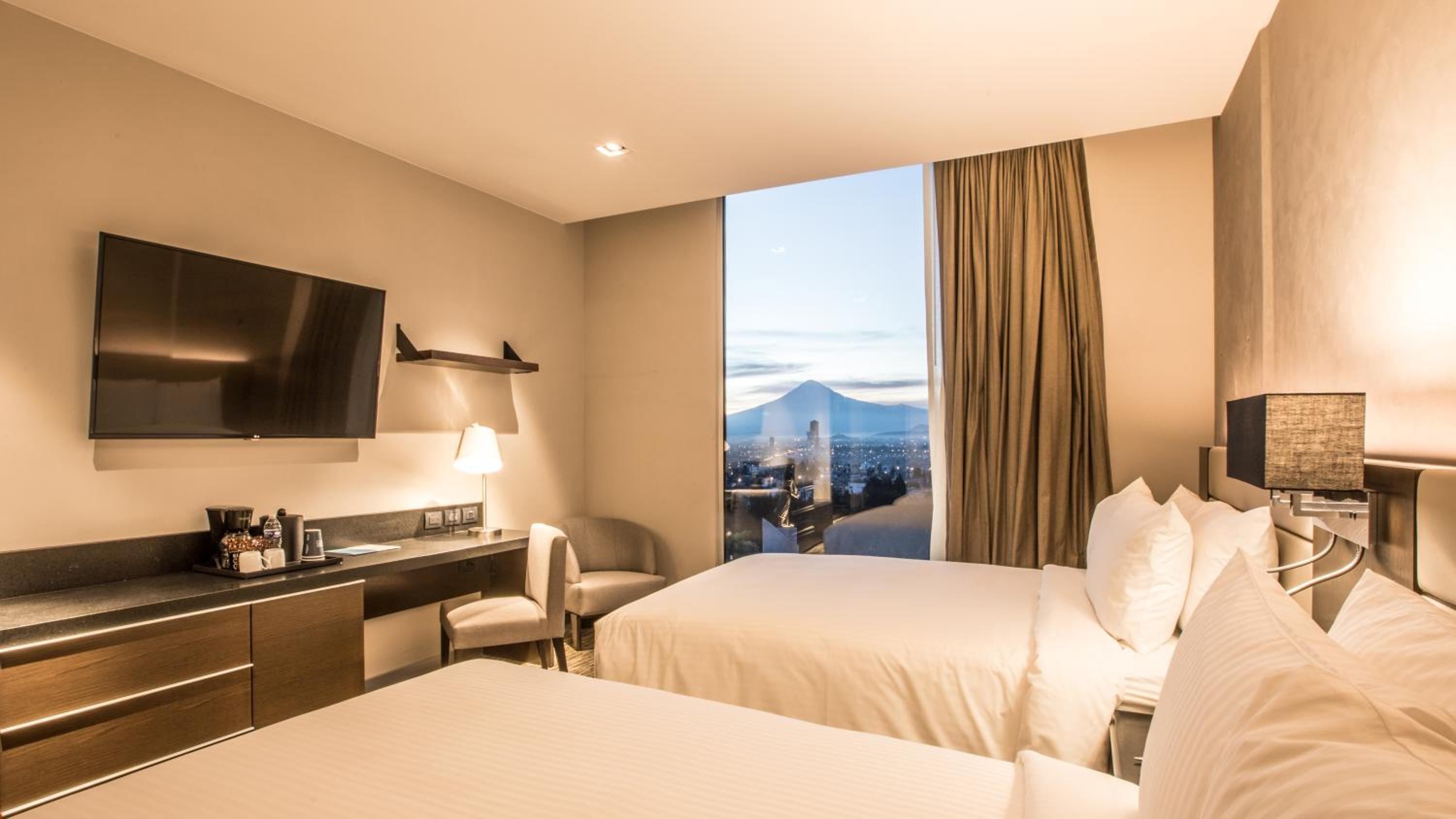 Room, 2 Queen Beds, Volcano View, Bathtub