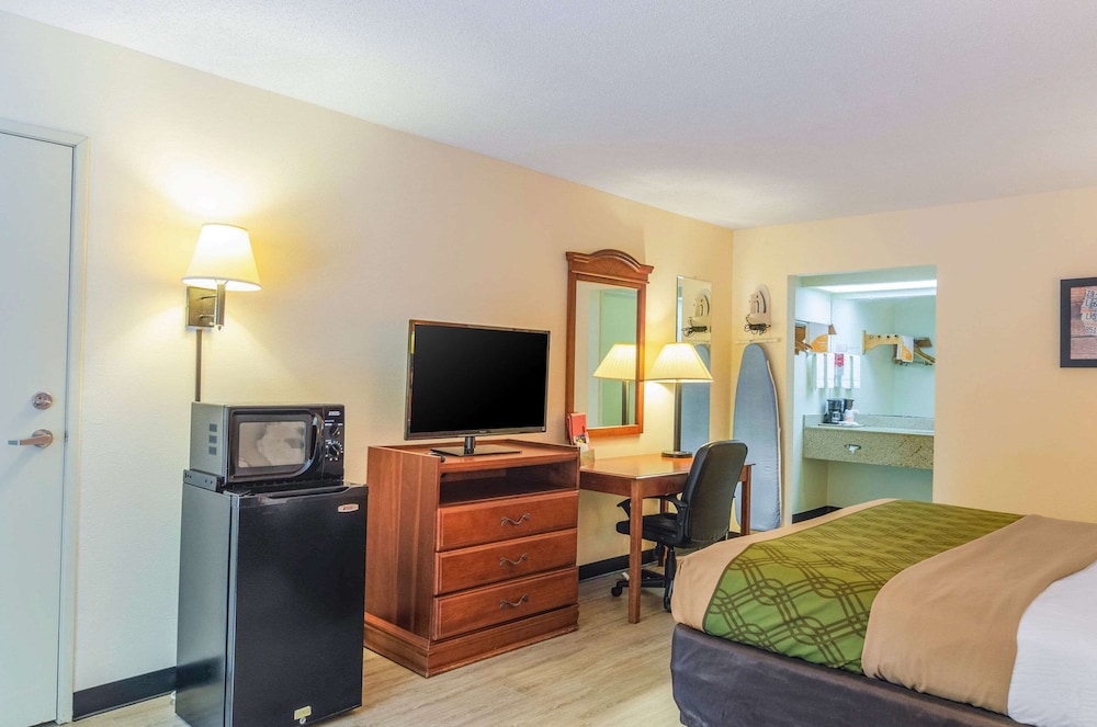 Econo Lodge Inn & Suites Gulfport Airport 14/22