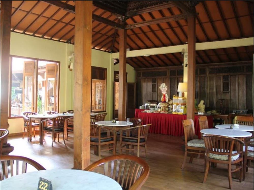 BESAKIH BEACH HOTEL 44/67