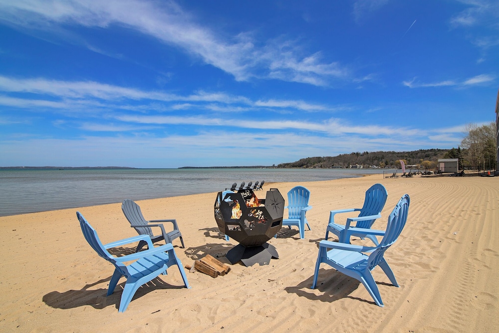 Pointes North Beachfront Hotel 65/72