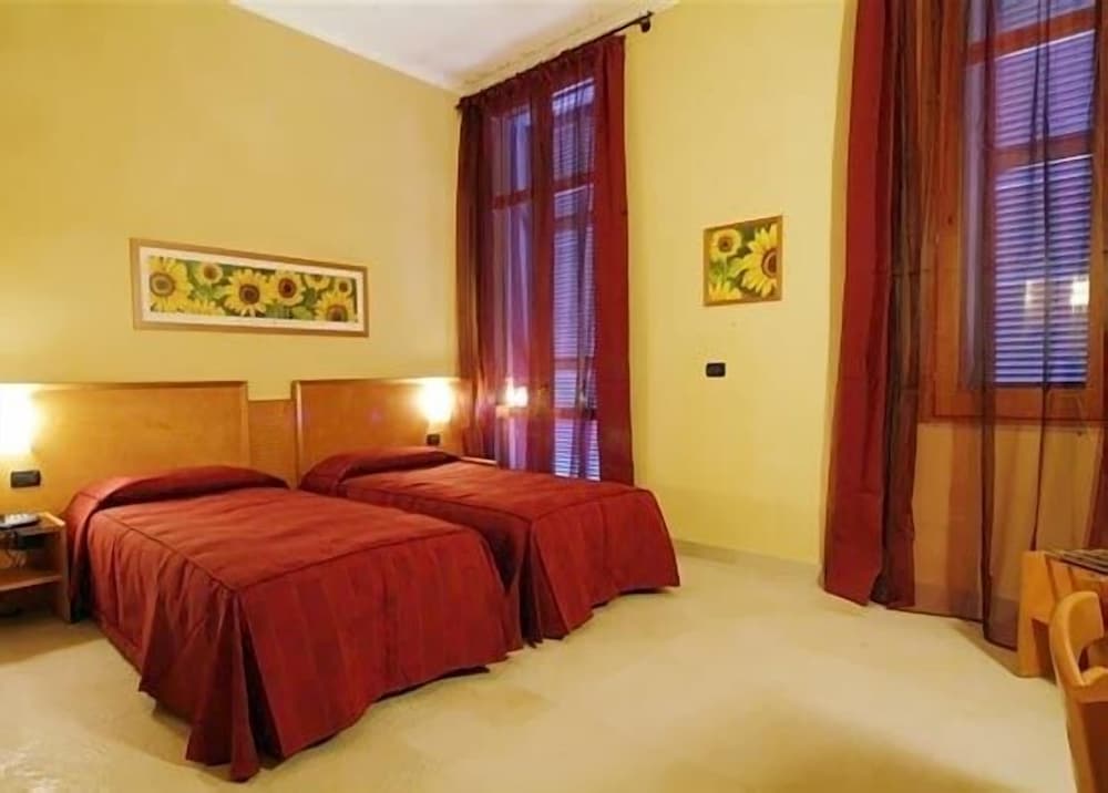 ROOM, DOUBLE OR TWIN BED
