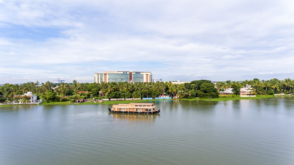 GRAND HYATT KOCHI BOLGATTY 68/71