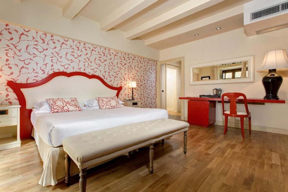 SUPERIOR, DOUBLE OR TWIN BED