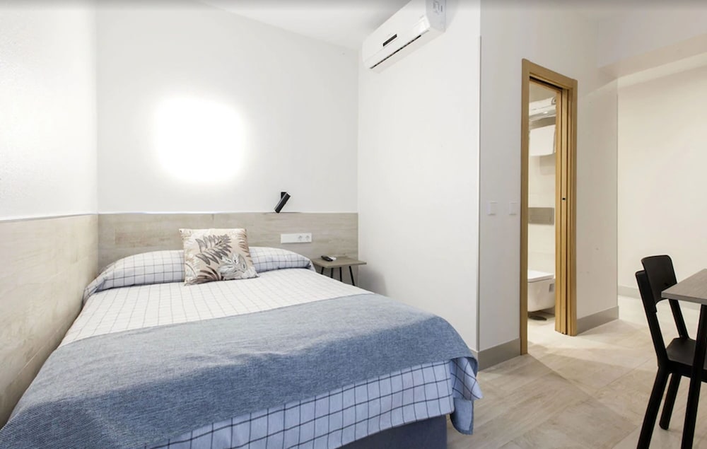 ROOM, SINGLE