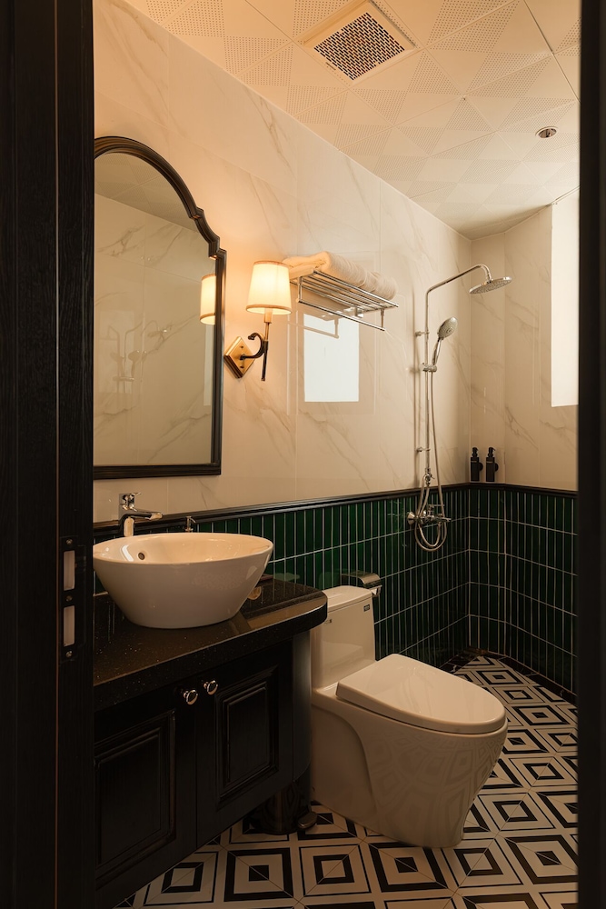 غرفة ديلوكس بسرير كينج بإطلالة على المدينة بشرفة، C'Lau Hotel Ninh Binh - A Gem Nestled in Ancient Quarter 9/10
