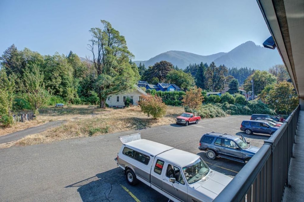 Columbia Gorge Inn 49/57